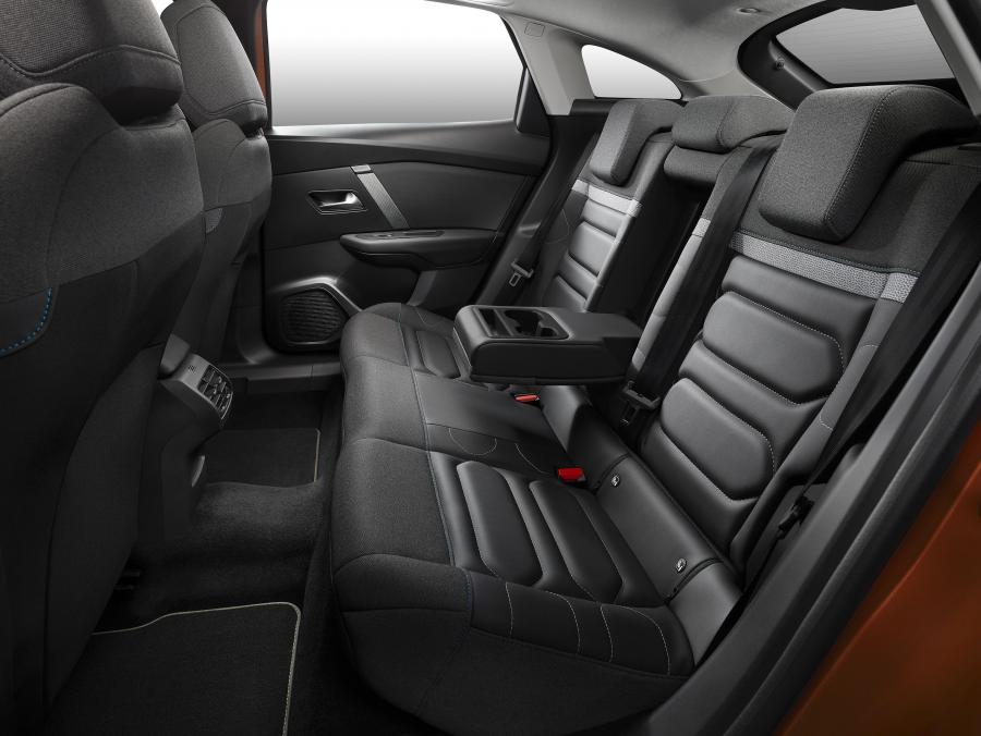 Интерьер Citroen C4 2020 года  (WW) (фото 8 из 14)